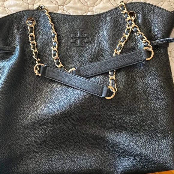 Tory Burch Thea slouchy bag — bag is very roomy - in excellent condition! - Picture 1 of 7